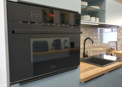 Moderner Einbauofen in stilvoller Küchenzeile