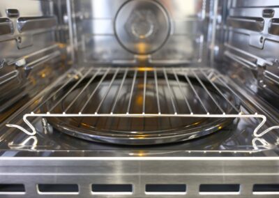 Innenansicht eines modernen Backofens mit einem Rost und Blech