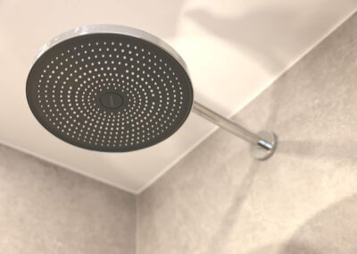 Moderne Regendusche in einem stilvollen Badezimmer montiert.