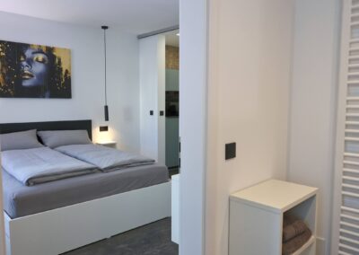 Modernes Schlafzimmer mit Kunst an der Wand und Doppelbett