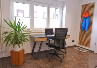 Heller Arbeitsplatz mit Schreibtisch und Bürostuhl in der Ferienwohnung Petra Ilmenau – perfekt für Workation im Thüringer Wald